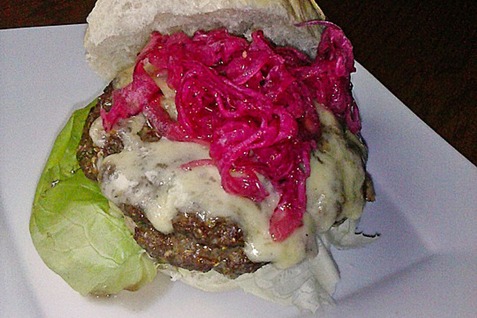 Double Cheeseburger mit marinierten roten Zwiebeln