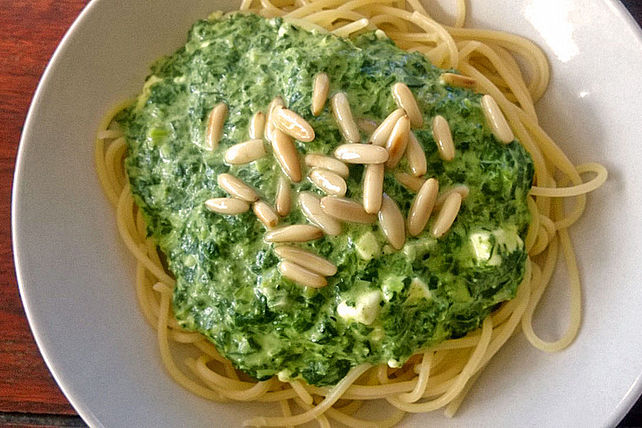 Spaghetti mit Spinatsoße und Pinienkernen von Naduescha| Chefkoch