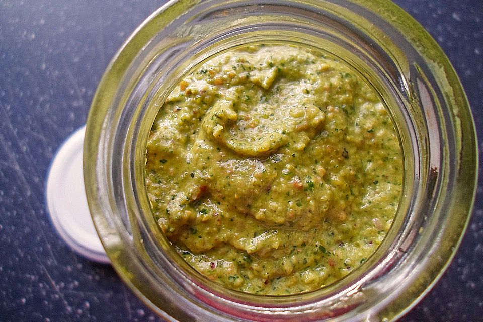 Pistazien-Apfel-Pesto mit gemischten Kräutern