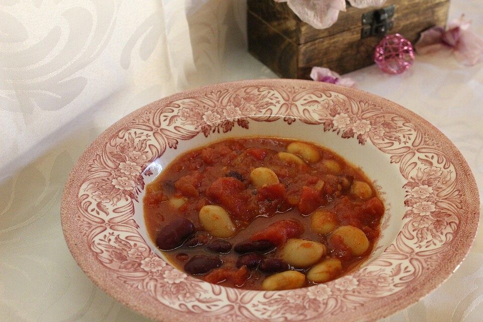 Feuriger vegetarischer Bohneneintopf