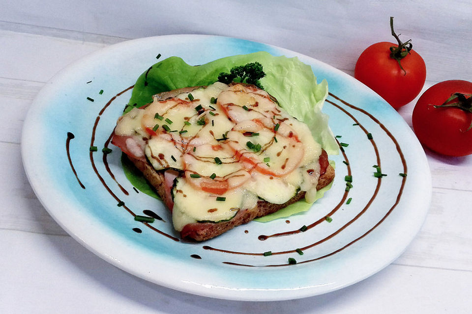 Überbackener Toast mit Schinken, Gurke und Tomate