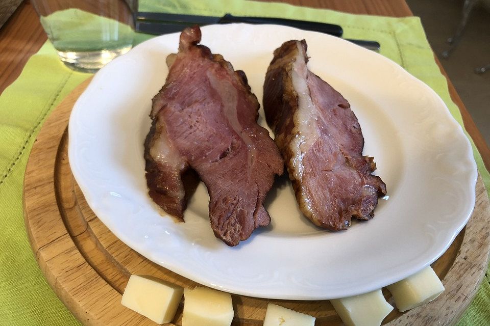 Geselchtes Rauchfleisch in der Brühe mit Spätzle und Kartoffelsalat