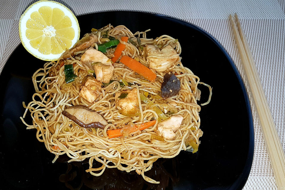 Asiapfanne mit frischen Shitakepilzen und Lachs