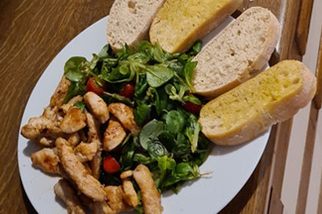 Mit Honig-Chili marinierte Putenbruststreifen auf Tomaten-Feldsalat von ...