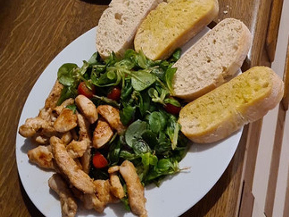 Mit Honig-Chili marinierte Putenbruststreifen auf Tomaten-Feldsalat von ...