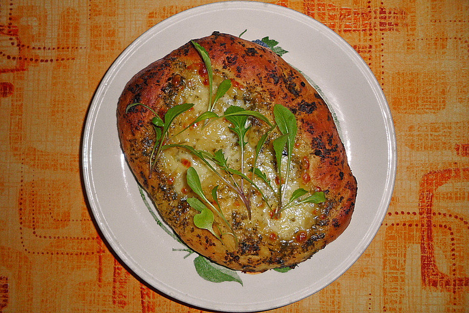 Focaccia mit Bärlauch-Pesto und Mozzarella