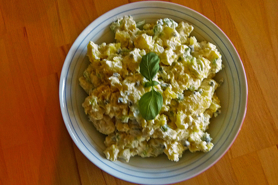 Kartoffelsalat mit Kapern und Frühlingszwiebeln