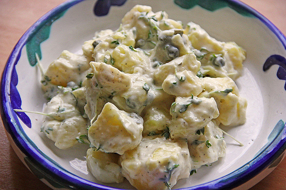 Kartoffelsalat mit Kapern und Frühlingszwiebeln