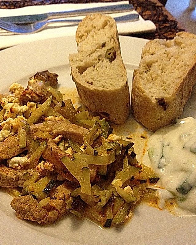 Ofengyros mit Zucchini, Peperoni und Schafskäse