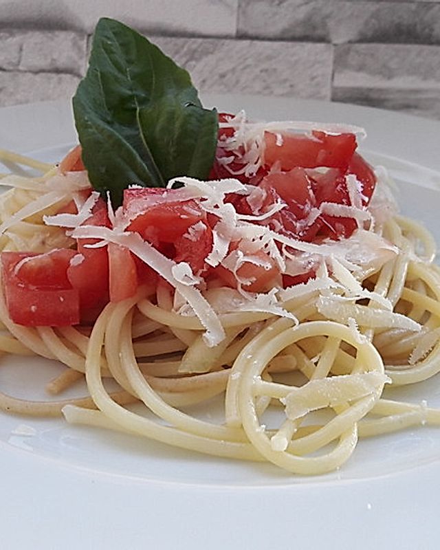 Spaghetti mit Tomatensalat, lauwarm