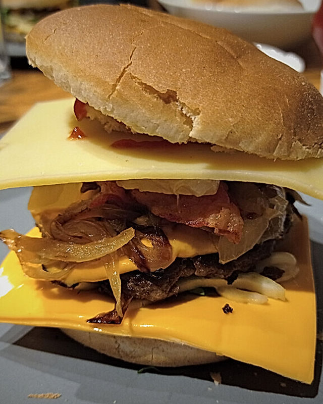 Bacon Burger mit geschmelzten Zwiebeln und Doppel-Dressing