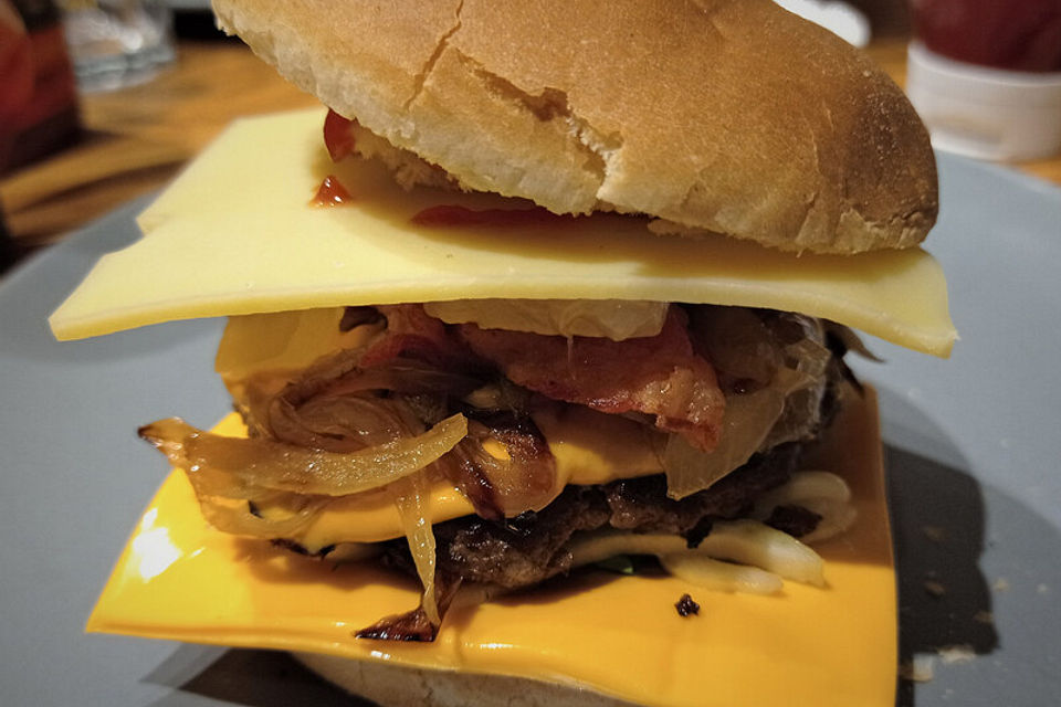 Bacon Burger mit geschmelzten Zwiebeln und Doppel-Dressing