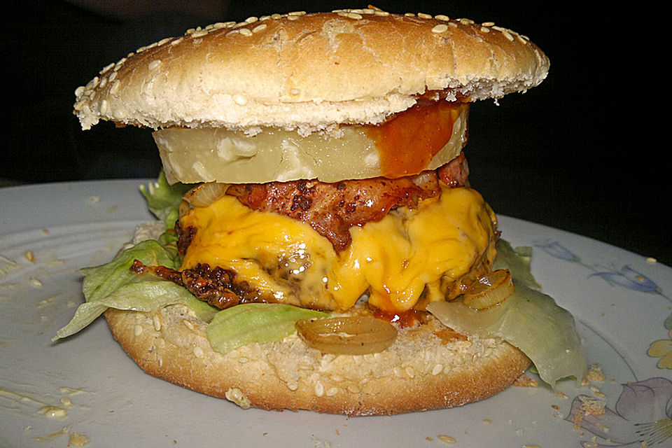 Bacon Burger mit geschmelzten Zwiebeln und Doppel-Dressing