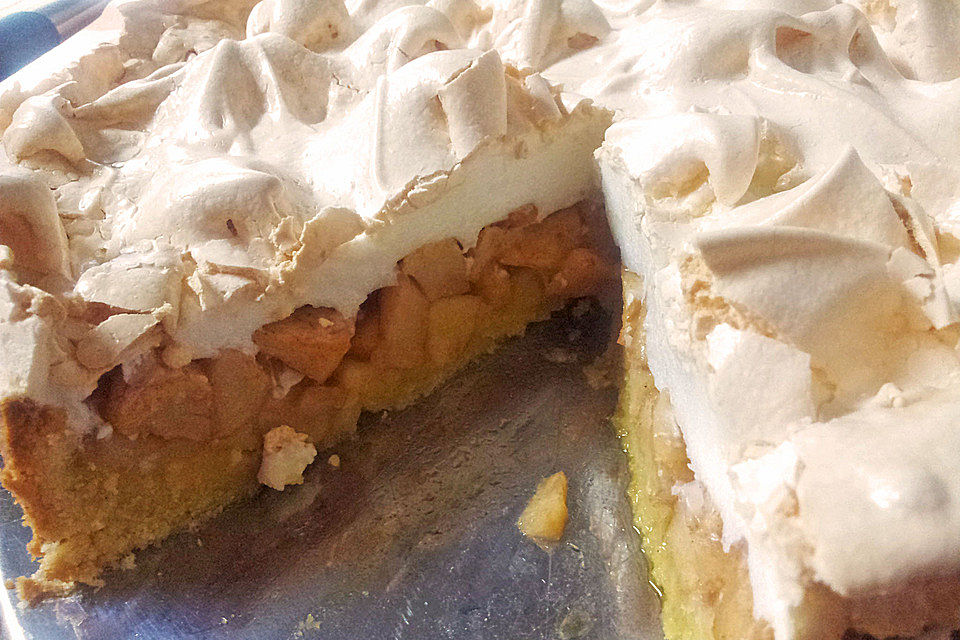 Beschwipster Apfelkuchen mit knuspriger Baiserhaube