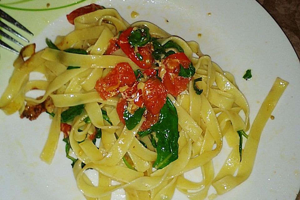 Spaghetti mit Tomaten und Rucola