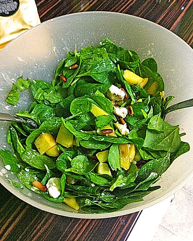 Mango-Spinat-Salat mit Feta-Käse und gerösteten Pinienkernen