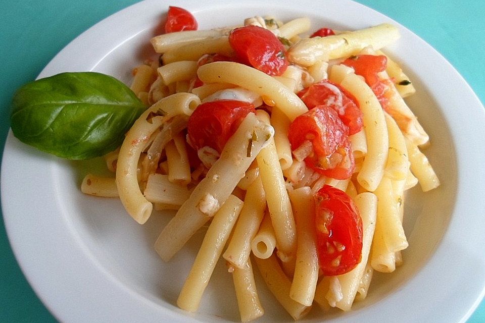 Pasta mit weißem Spargel und Tomaten