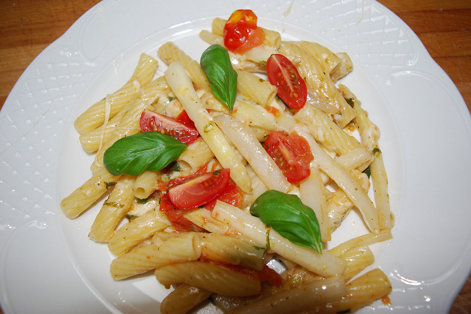 Pasta mit weißem Spargel und Tomaten