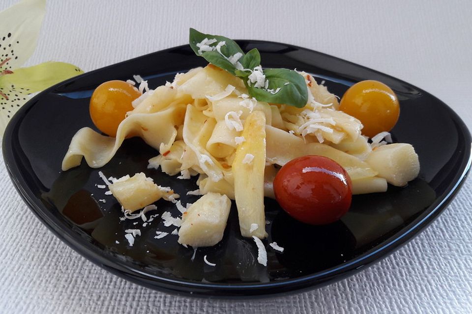 Pasta mit weißem Spargel und Tomaten