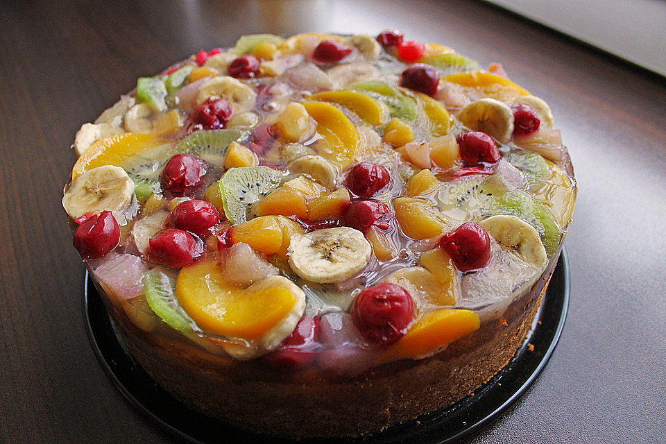 Cremiger Käsekuchen mit Früchten