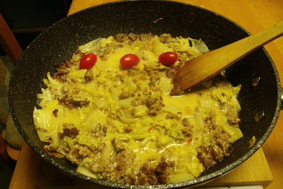 Chinakohl-Hackfleisch-Pfanne mit Kokosmilch