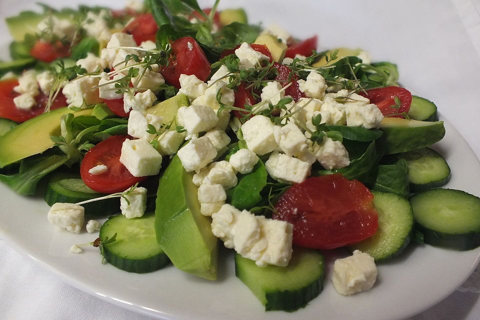 Salatherz mit Tomaten, Gurke, Avocado, Schafskäse und Zitronen-Senf-Dressing