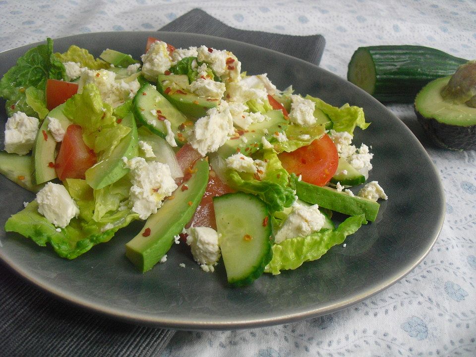 Salatherz mit Tomaten, Gurke, Avocado, Schafskäse und ZitronenSenfDressing von apocalypse05