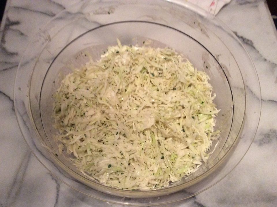 Hausgemachter Weißkohlsalat nach Großmutters Art von Zitterspinne| Chefkoch