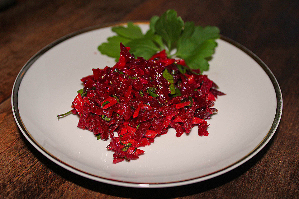 Rote Bete-Salat mit Möhren und Sellerie