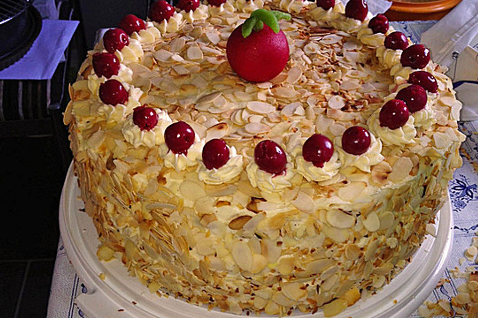 Vanillecremetorte mit Kirschen