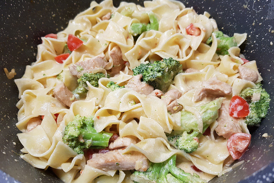 Anjas Tagliatelle mit Putenbrust und Brokkoli