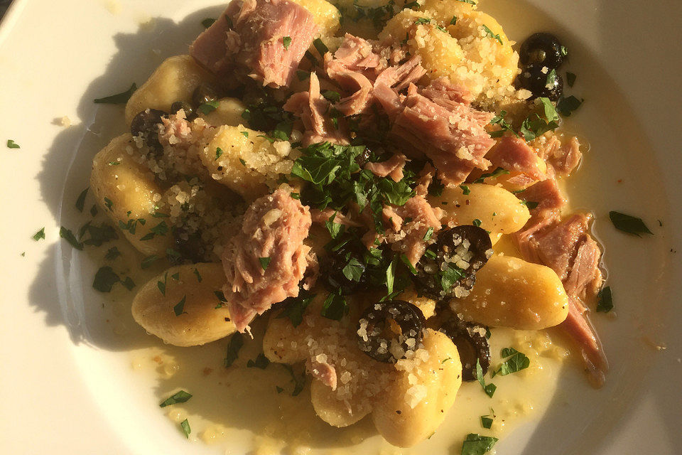 Gnocchi mit Thunfisch, Zitrone, Kapern & Oliven