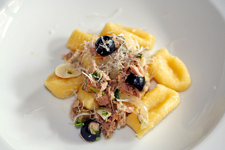 Gnocchi mit Thunfisch, Zitrone, Kapern & Oliven