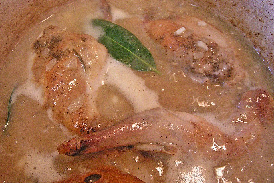 Kaninchen mit Salbei und Rosmarin