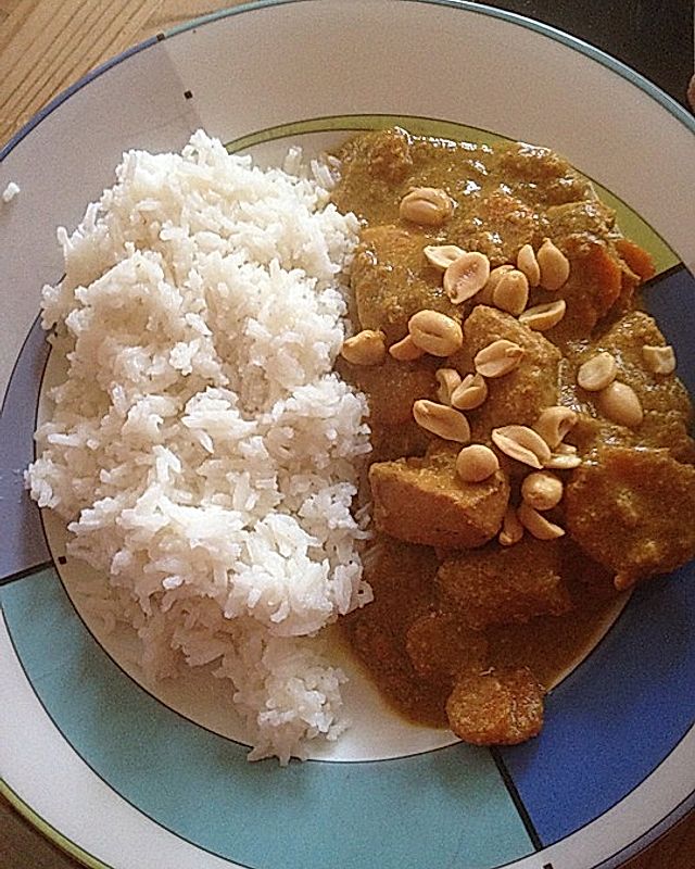 Asiatisches Curryhuhn in Erdnusssauce