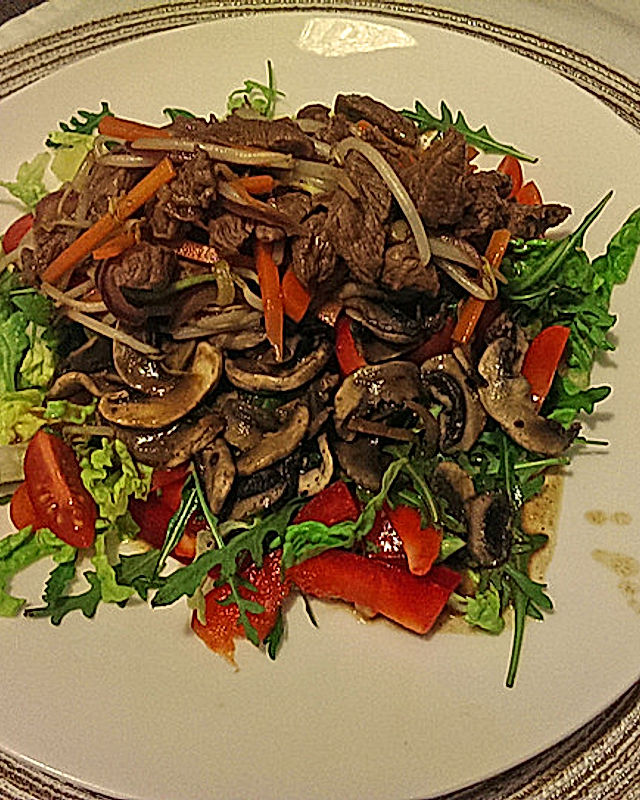 Salat Asiaart mit Rinderfiletstreifen