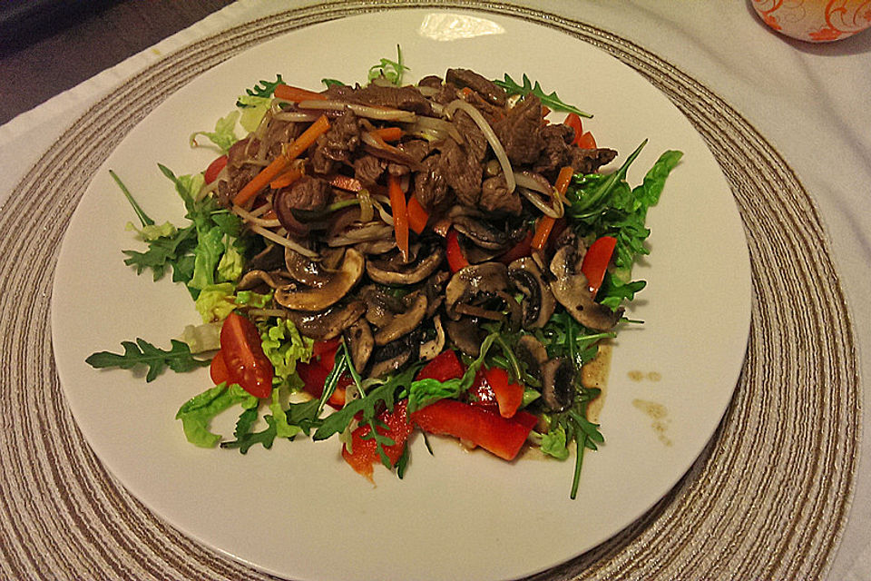 Salat Asiaart mit Rinderfiletstreifen