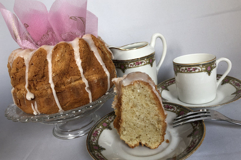 Kleiner Eiweiß-Gugelhupf mit Eierlikör und Tonkabohne