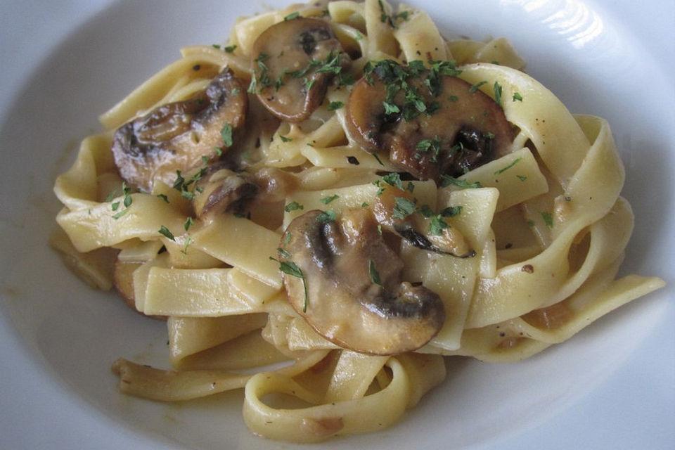 Tagliatelle mit Champignons in Trüffel-Ei-Creme