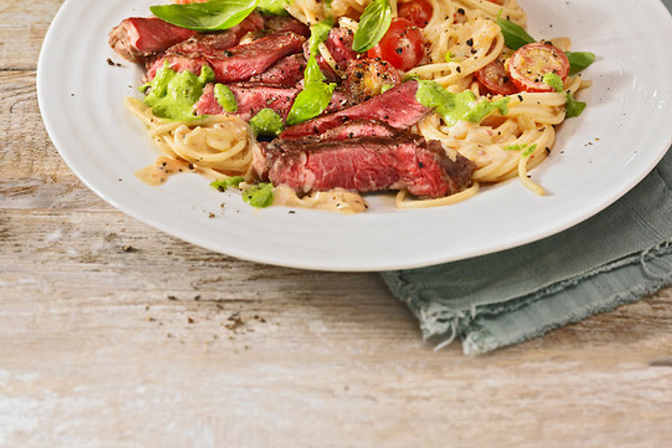 Nudeln in Paprika-Frischkäse-Sauce mit Steakstreifen und Pesto