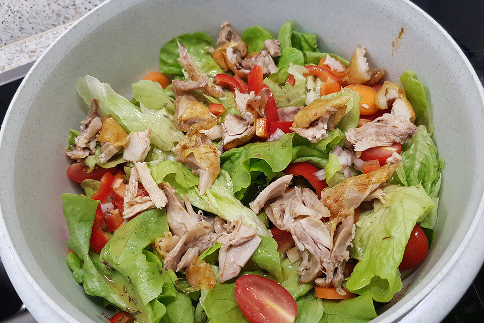 Hähnchenbrustfilet mit Honig auf grünem Salat