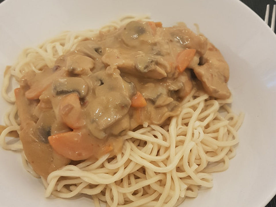 Hähnchenbrust mit Erdnusssoße, Gemüse, Champignons und Mie-Nudeln von ...