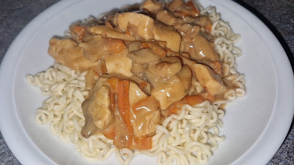 Hähnchenbrust mit Erdnusssoße, Gemüse, Champignons und Mie-Nudeln von ...