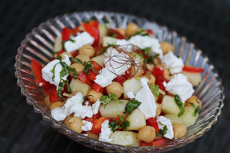 Kichererbsensalat mit Paprika und Ziegenkäse