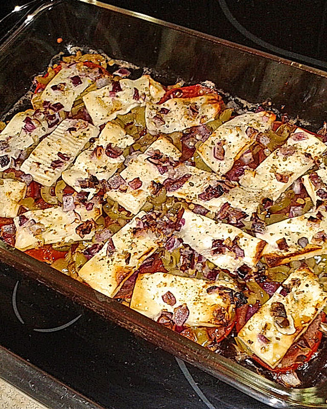 Tomate, Peperoni, Oliven mit Schafskäse und Zwiebeln überbacken