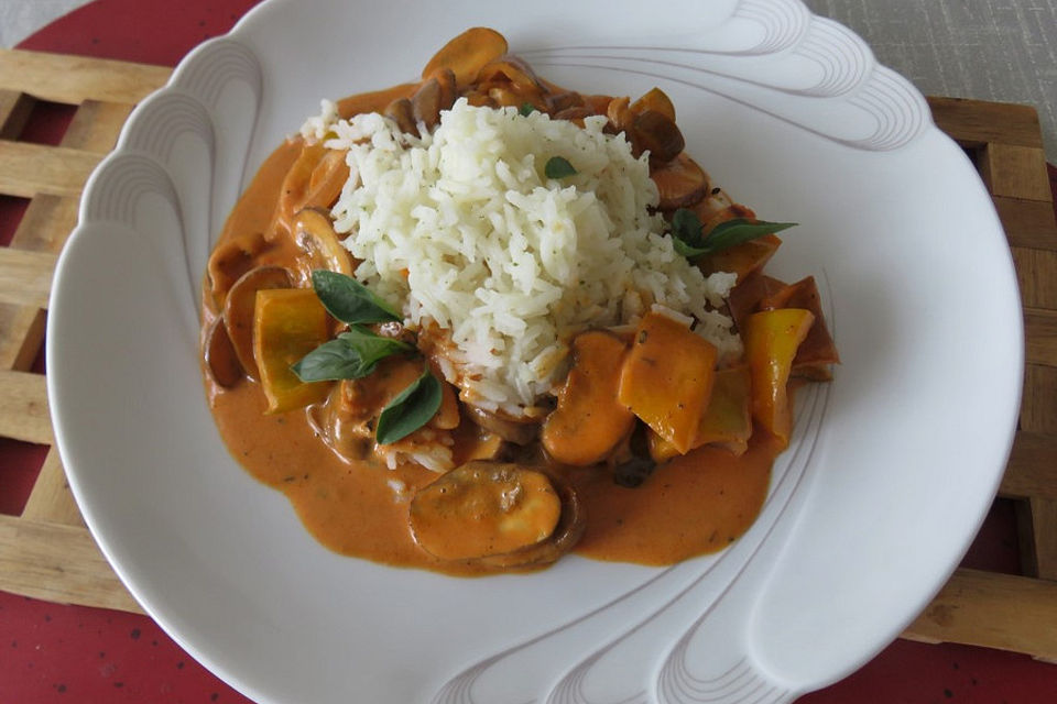 Paprika-Champignon-Sahnegemüse mit Basmatireis