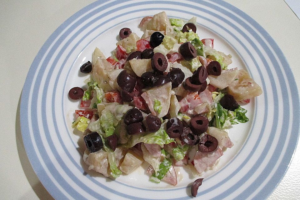 Bunter Salat mit Paprika, Kartoffeln, Cabanossi, Oliven