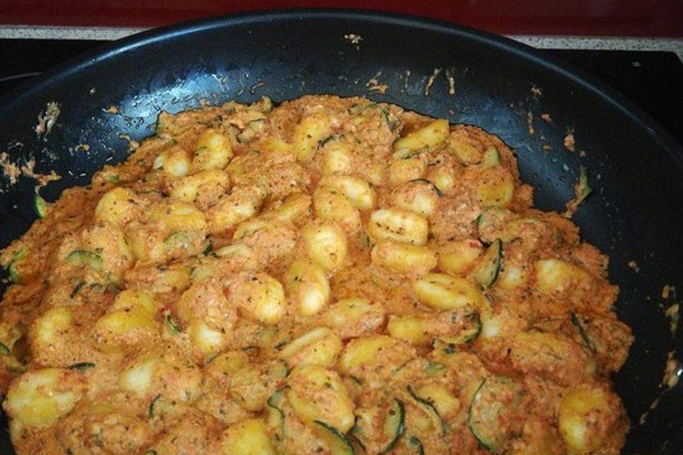 Gnocchi mit Paprika-Ricotta-Pesto und gebratener Zucchini