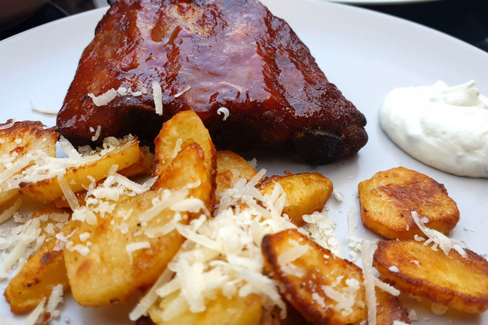 Amerikanische Parmesankartoffeln, im Ofen gebraten