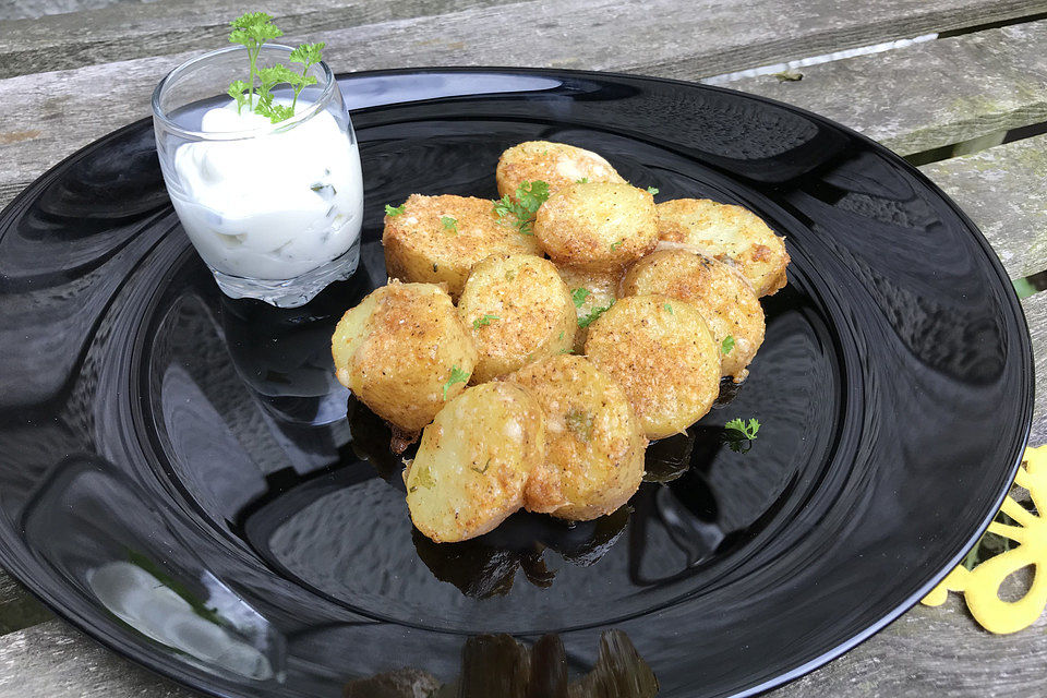 Amerikanische Parmesankartoffeln, im Ofen gebraten